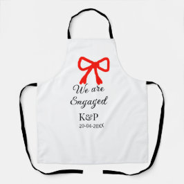 We zijn verloofd en voegen naamletter rode boog mo schort