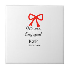 We zijn verloofd en voegen naamletter rode boog mo tegeltje