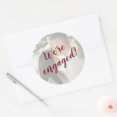 We zijn verloofd foto envelop ronde sticker (Envelop)