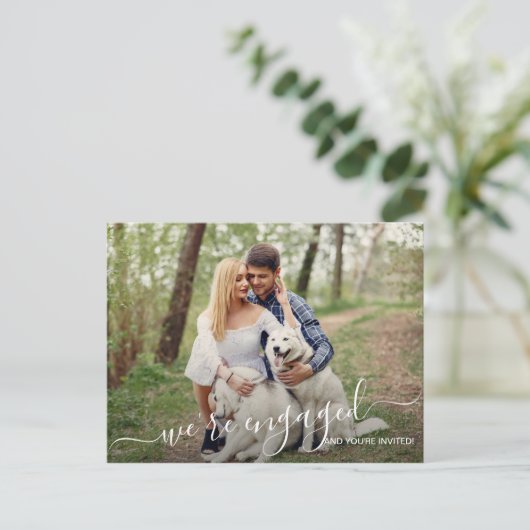 We zijn verloofd Foto Huwelijk Save the Date Aankondigingskaart (Staand voorkant)