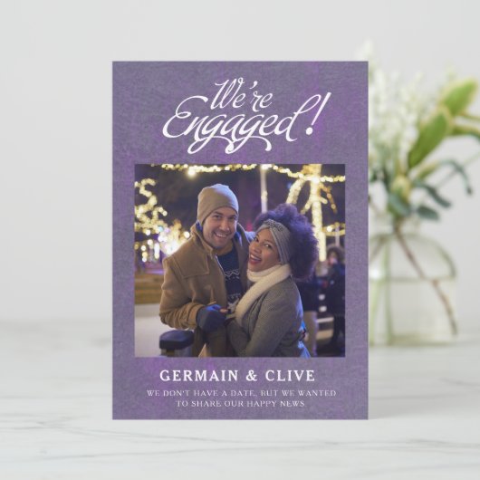 We zijn verloofd Foto Paarse en Witte Verlovingsfe Aankondiging (Staand voorkant)