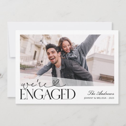 We zijn verloofd met een minimalistische kerstfoto feestdagenkaart (Voorkant)