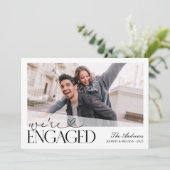 We zijn verloofd met een minimalistische kerstfoto feestdagenkaart (Staand voorkant)