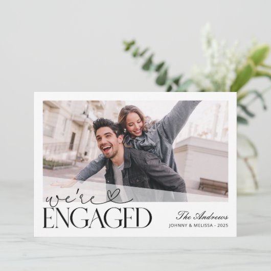 We zijn verloofd met een minimalistische kerstfoto feestdagenkaart (Staand voorkant)