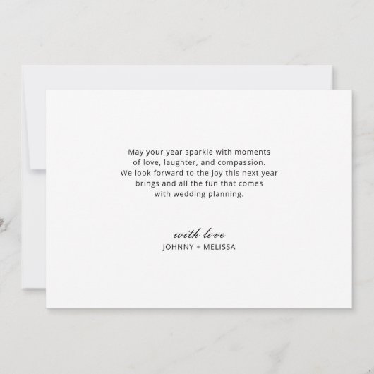 We zijn verloofd met een minimalistische kerstfoto feestdagenkaart (Achterkant)