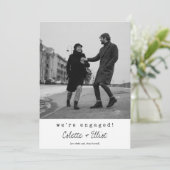 We zijn verloofd met twee foto eenvoudige elegante aankondiging (Staand voorkant)