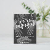 We zijn verloofd|Moderne twee foto's Elegant Feestdagenkaart (Staand voorkant)