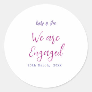 We zijn verloofd paarse roze naam datum elegant ee ronde sticker