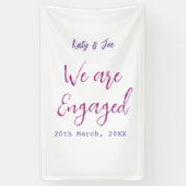 We zijn verloofd paarse roze naam datum elegant ee spandoek (Verticaal)