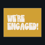 We zijn verloofd Retro Groovy Modern Yellow Budget Briefkaart<br><div class="desc">Verspreid de liefde met dit leuke en stijlvolle "We're Engaged"-briefkaart met retro groovy witte letters op een gedurfde, moderne gele achtergrond. Perfect voor koppels die een speelse en levendige manier willen om hun spannende nieuws te delen, dit ontwerp combineert typografie met een strakke hedendaagse flair. Gedrukt op een budgetvriendelijk briefkaart,...</div>