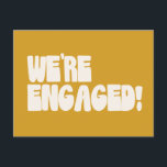 We zijn verloofd Retro Groovy Modern Yellow Budget Briefkaart<br><div class="desc">Verspreid de liefde met dit leuke en stijlvolle "We're Engaged"-briefkaart met retro groovy witte letters op een gedurfde, moderne gele achtergrond. Perfect voor koppels die een speelse en levendige manier willen om hun spannende nieuws te delen, dit ontwerp combineert typografie met een strakke hedendaagse flair. Gedrukt op een budgetvriendelijk briefkaart,...</div>