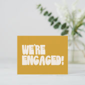 We zijn verloofd Retro Groovy Modern Yellow Budget Briefkaart (Staand voorkant)