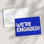 We zijn verloofd Retro Groovy speels uniek blauw Briefkaart<br><div class="desc">Kondig uw verloving aan met een vleugje retro charme met dit "We're Engaged"-briefkaart met speelse witte typografie op een hedendaagse blauwe achtergrond. Het op vintage geïnspireerde ontwerp brengt een vrolijke en nostalgische sfeer, terwijl het gedurfde blauw een eigentijdse twist toevoegt. Perfect voor koppels die houden van een leuke, unieke manier...</div>