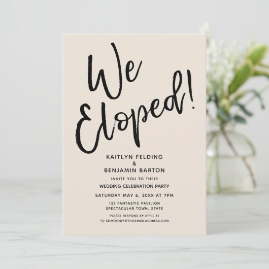 We zijn weggelopen! Casual Cream bruiloftsfeest na Kaart (Staand voorkant)
