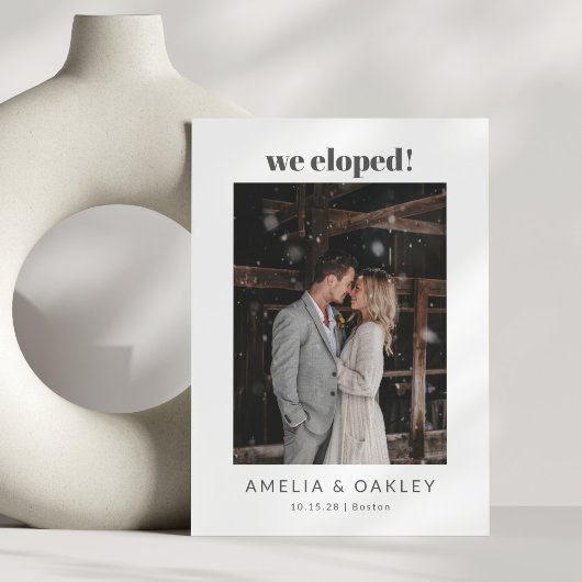 We zijn weggelopen elegante foto zwart wit bruilof aankondiging