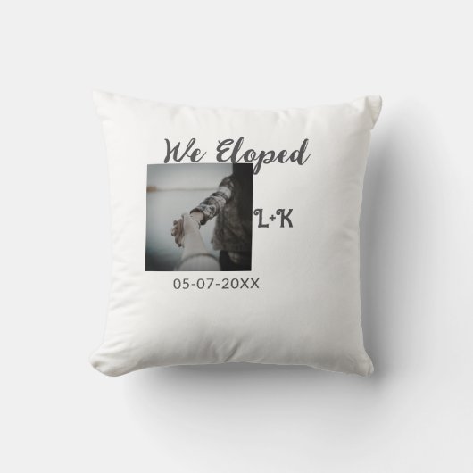 We zijn weggelopen, net getrouwd, foto naam letter kussen (Voorkant)