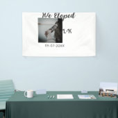 We zijn weggelopen, net getrouwd, foto naam letter spandoek (Beurs)