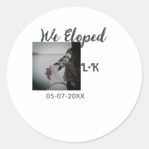 We zijn weggelopen, pas getrouwd, voeg foto naam l ronde sticker