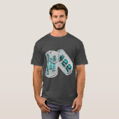 WE ZULLEN ONS NOOIT OVERGEVEN T-SHIRT (Voorkant volledig)