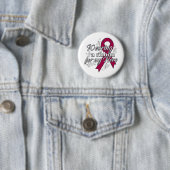 Wearing a Burgundy Ribbon For My Hero Ronde Button 5,7 Cm (In situ)