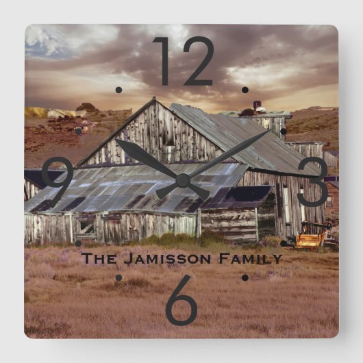 Weathered Barn met Storm Clouds Personalized Clock Vierkante Klok (Voorkant)