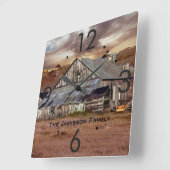 Weathered Barn met Storm Clouds Personalized Clock Vierkante Klok (Hoek)