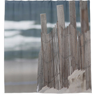 Weathered fence in zand op het strand douchegordijn