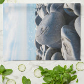 Weathered rock strand met zee en lucht theedoek (Gevouwen)