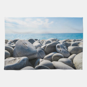 Weathered rock strand met zee en lucht theedoek