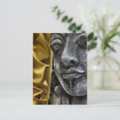 Weathered Statue Face and Yellow Silk Briefkaart (Staand voorkant)