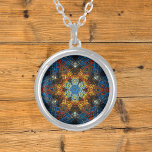 Weave Mandala Blue Yellow en Red Zilver Vergulden Ketting<br><div class="desc">Deze funky mandala heeft blauw,  geel en rood in een mand-weefstijl. Psychedelische visuals voor de moderne hippie of iedereen die van grove kleuren houdt.</div>