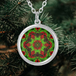 Weave Mandala Green en Red Zilver Vergulden Ketting<br><div class="desc">Deze funky mandala heeft een festief groen en rood met een mand-weefstijl. Psychedelische visuals voor de moderne hippie of iedereen die van grove kleuren houdt.</div>