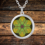 Weave Mandala Green Yellow en Red Zilver Vergulden Ketting<br><div class="desc">Deze funky mandala is geel,  groen en rood in een mand-weefstijl. Psychedelische visuals voor de moderne hippie of iedereen die van grove kleuren houdt.</div>