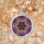 Weave Mandala Paars en Geel Zilver Vergulden Ketting<br><div class="desc">Deze funky mandala is paars en geel in een mand-weefstijl. Psychedelische visuals voor de moderne hippie of iedereen die van grove kleuren houdt.</div>