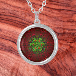 Weave Mandala Red en Green Zilver Vergulden Ketting<br><div class="desc">Deze funky mandala kenmerkt rood en groen in een mand met weef. Psychedelische visuals voor de moderne hippie of iedereen die van grove kleuren houdt.</div>