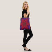 Weave Mandala Red en Paars Tote Bag (Op model)
