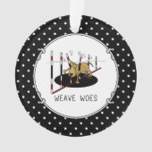 Weave Woes - behendige, grappige geplaveide honden Ornament (voorkant)