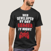 Web-ontwikkelaar per dag gamer 's nachts t-shirt (Voorkant)