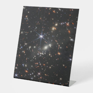 Webbs eerste Deep Field Uitzicht of the Universe Reclamebord Met Voetstuk