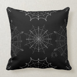 Webs met zwarte en witte halloween spin kussen