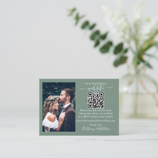 Website met minimalistische QR-foto Sage Green Informatiekaartje (Staand voorkant)