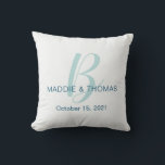 Wedde Pillow met Initiaal, namen en datum Kussen<br><div class="desc">Deze bruiloft gooit kussen kan worden aangepast door het letter initiaal, de namen en de datum te wijzigen. U kunt de tekstkleur ook veranderen om uw trouwkleuren aan te passen. De achtergrond is een zacht gebroken wit blauw. Als u een aangepaste achtergrondkleur wilt of als u hulp nodig hebt, kunt...</div>