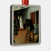 Wedden bij de fotograaf 1878-9 metalen ornament (Rechts)