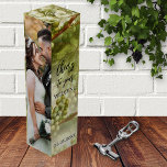 Weddenfoto Gefeliciteerd Wine Gift Box Wijn<br><div class="desc">Elegant cadeaudoos voor wijn met je eigen aangepaste foto. De achtergrond is een retro wit druivenontwerp dat kan worden geschraapt of geroteerd als je wilt. Leuk als huwelijksgunst,  verjaardagsgeschenk of voor elke andere gelegenheid.</div>
