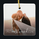 Weddenfoto Keepomwille Keramisch Ornament<br><div class="desc">Je favoriete trouwfoto wordt een mooie herinnering aan je eerste kerst als getrouwd stel. Ontworpen in een moderne en elegante stijl met zachte scriptbelettering en neutrale tinten, voegt deze aandenken een verfijnde touch toe aan uw vakantiedecor. Een tijdloos stuk voor het trimmen van de boom, cadeau geven of het vieren...</div>