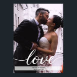 Weddenfoto met namen en datum poster<br><div class="desc">Pas dit poster aan met je favoriete trouwfoto,  namen en trouwdatum. Een betaalbaar alternatief voor lijst op je muur.</div>