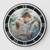 Weddenfoto White Roman Numeral Black BKG Round Grote Klok (Voorkant)