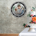 Weddenfoto White Roman Numeral Black BKG Round Grote Klok<br><div class="desc">Een prachtig klokgeschenk met liefde is voor altijd lettertype, de namen van het paar en de trouwdatum. Personaliseer dit met uw foto en informatie. Klok ontwerp van de witte Romeinse numerieke klok gezicht met een patroon voor een ontwerp. De zwarte achtergrond kan worden gewijzigd in een andere kleur wanneer u...</div>