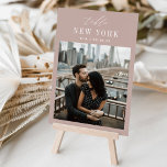 Weddenreisbestemming Foto en naam Kaart<br><div class="desc">Voeg een speciale afsluitende aanraking aan uw trouwreceptietabellen met deze het aantalkaarten van de douanefotofoontabel toe. Noem elke lijst na een gedenkwaardige reisbestemming en voeg een foto en de bestemmingsnaam aan deze unieke kaarthouders toe. Uw foto wordt gericht bij de bodem, met de plaatsnaam en uw initialen en trouwdatum die...</div>