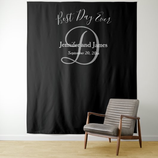 Weddenschap Black Gray D Monogram Naam Foto Booth Wandkleed (In situ)